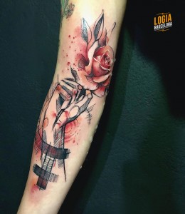 tatuaje-brazo-mano-rosa-color-logia-barcelona-damsceno 